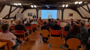 Teilnehmende beim Vortrag von Prof. Harald Derschka 