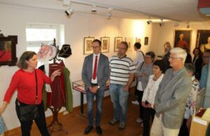 Foto Teilnehmer beim Rundgang der Ausstellung