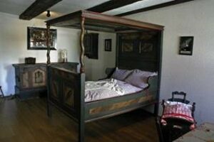 Foto altes Himmelbett mit Wiege