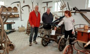 Foto Personen bei der neuen Objektbeschilderung