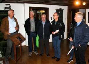 Foto Teilnehmende beim Rundgang der Ausstellung