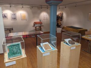 Foto Leihgaben in Vitrinen