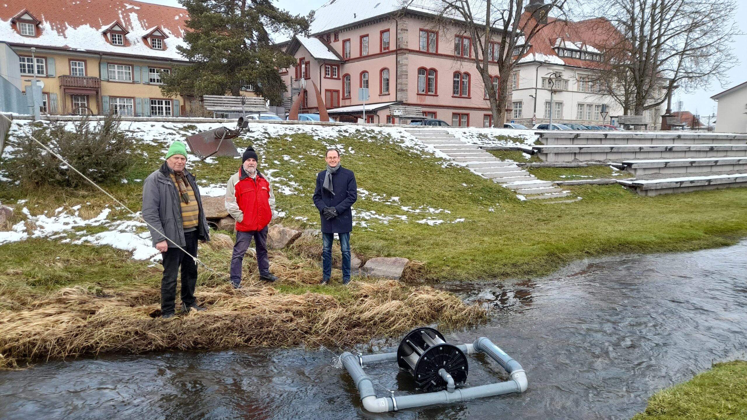 Wie man aus Wasser Kraft macht – Hubert Mauz baut Flussmühle als Außenwerbung für die Sonderausstellung im Kelnhof-Museum
