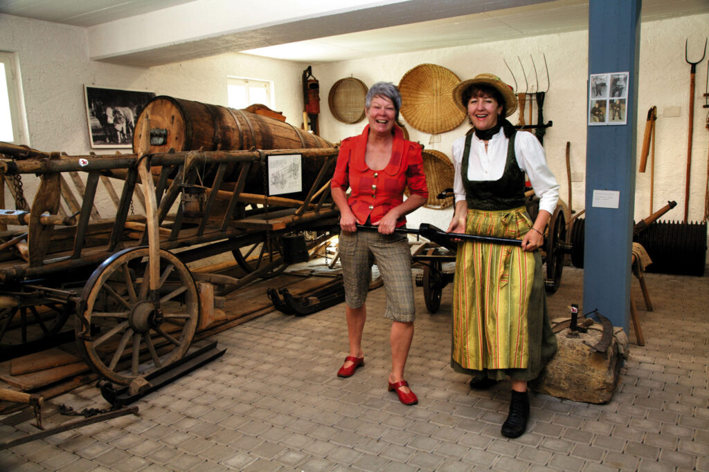 Frau Gehringer mit der Gastführerin Ökonomie
